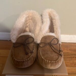 Ugg Alena shoes
Chestnut 
Size 10
Like new - worn twice indoors